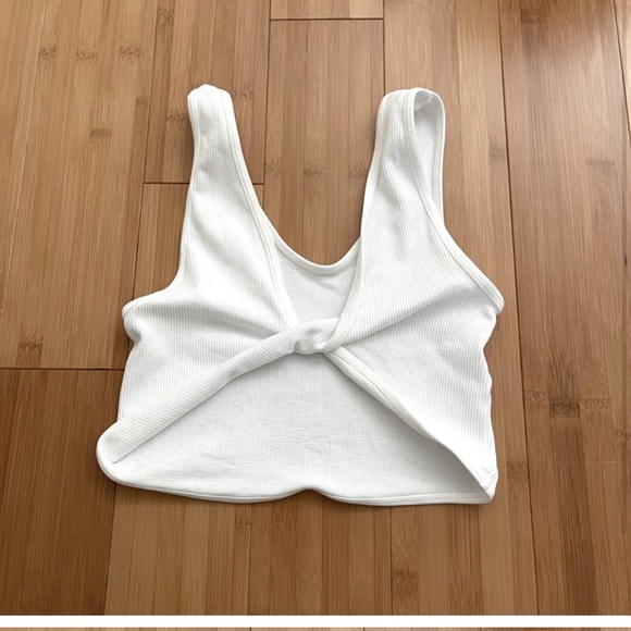 Tops - White stretchy crop top. O/S